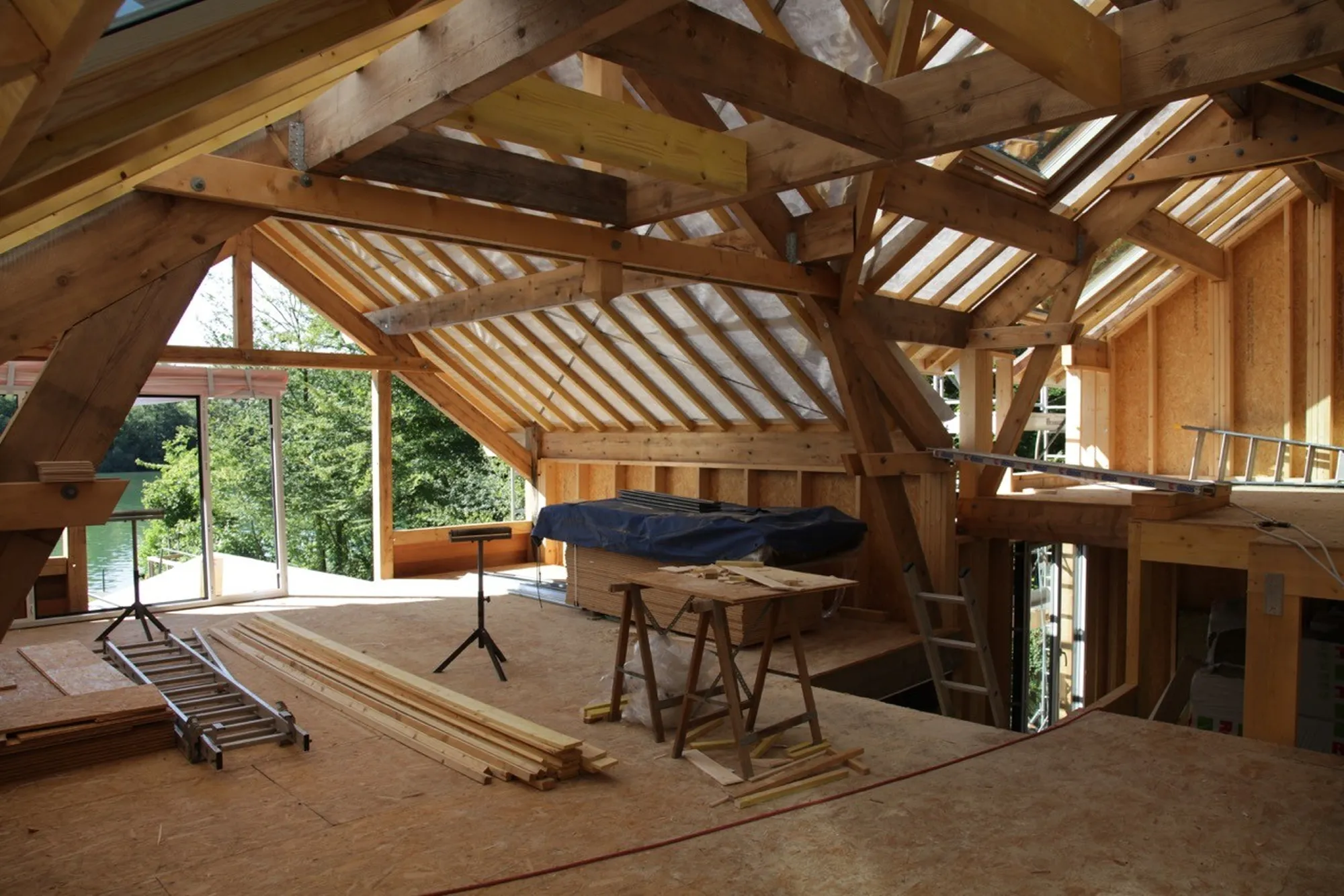Intérieur de l’ossature en bois d’une maison en construction.