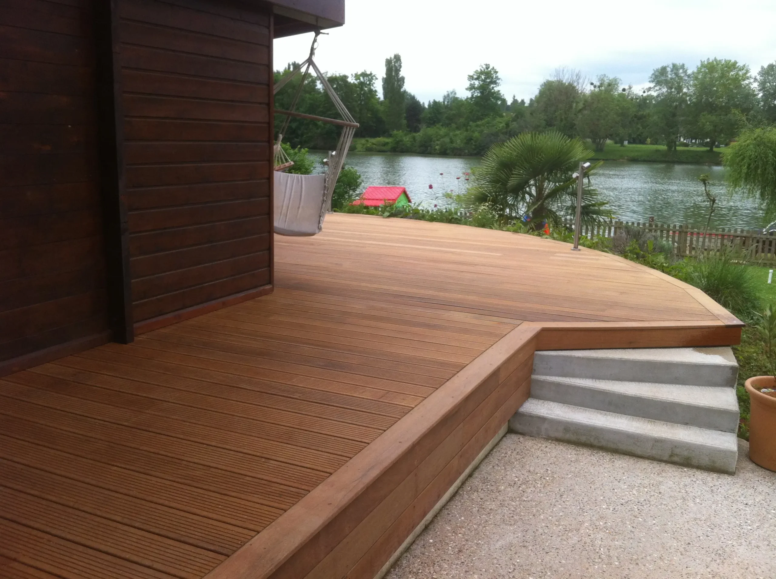 Terrasse bois, espace extérieur chaleureux et naturel, idéal pour se détendre, recevoir ou profiter du jardin en toute convivialité.