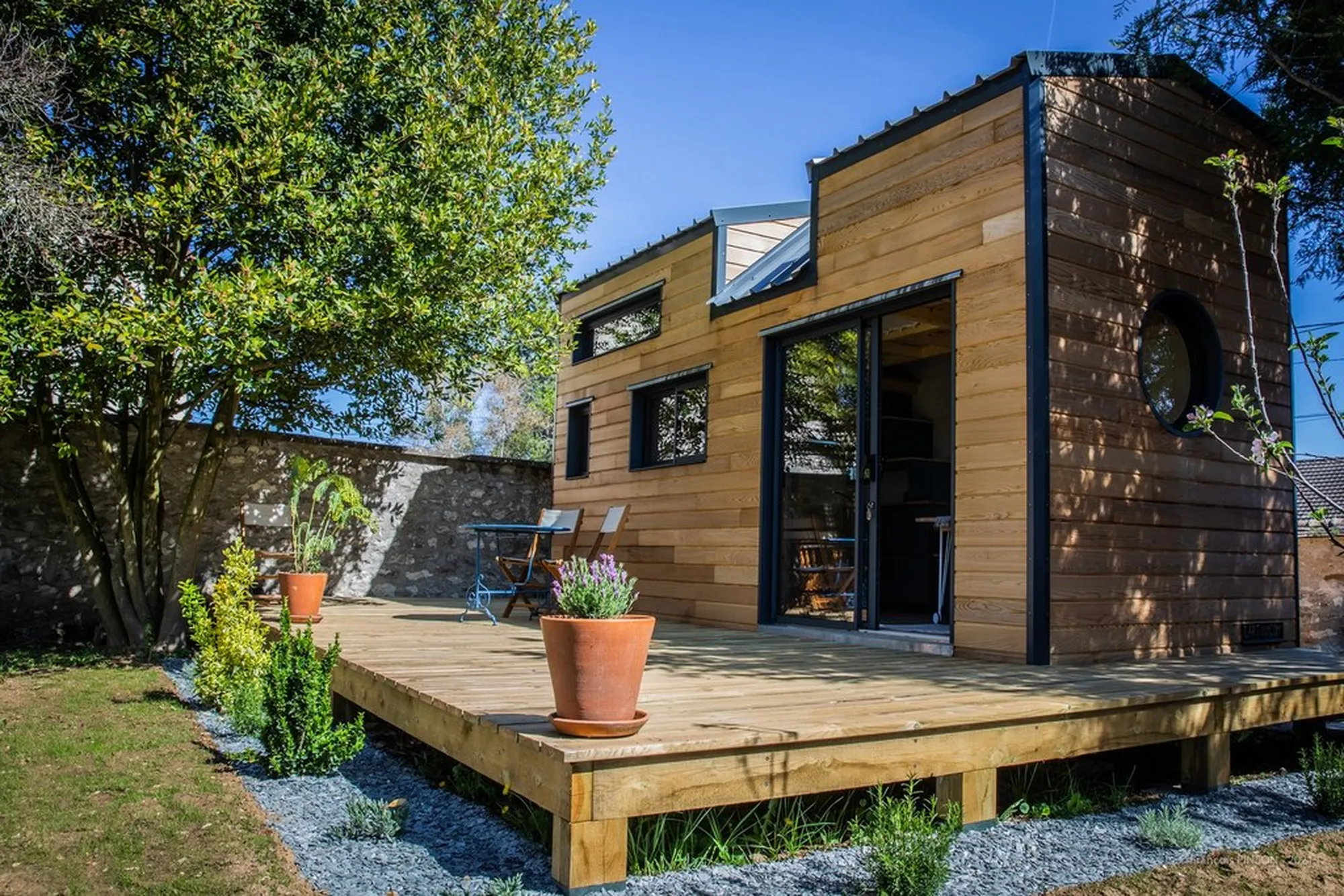 Tiny house en bois avec terrasse sur mesure.