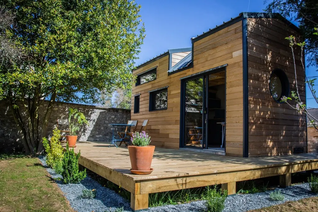 Terrasse en bois attenante à une tiny house.