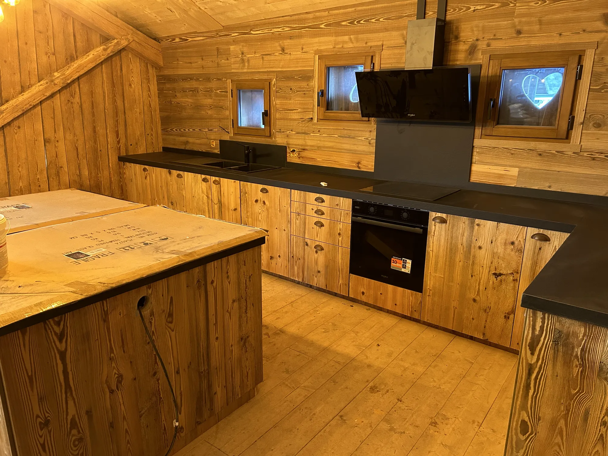 Îlot de cuisine en bois dans une maison en bois.