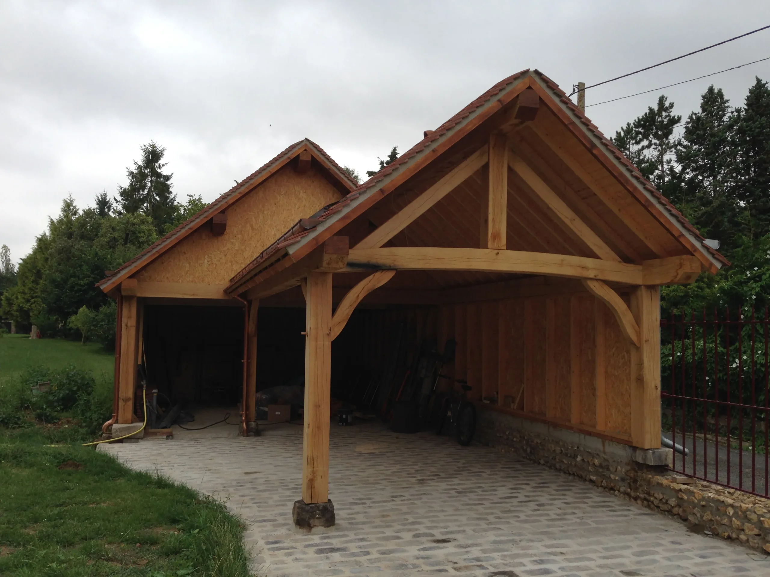 Garage appentis en bois fabriqué sur mesure.