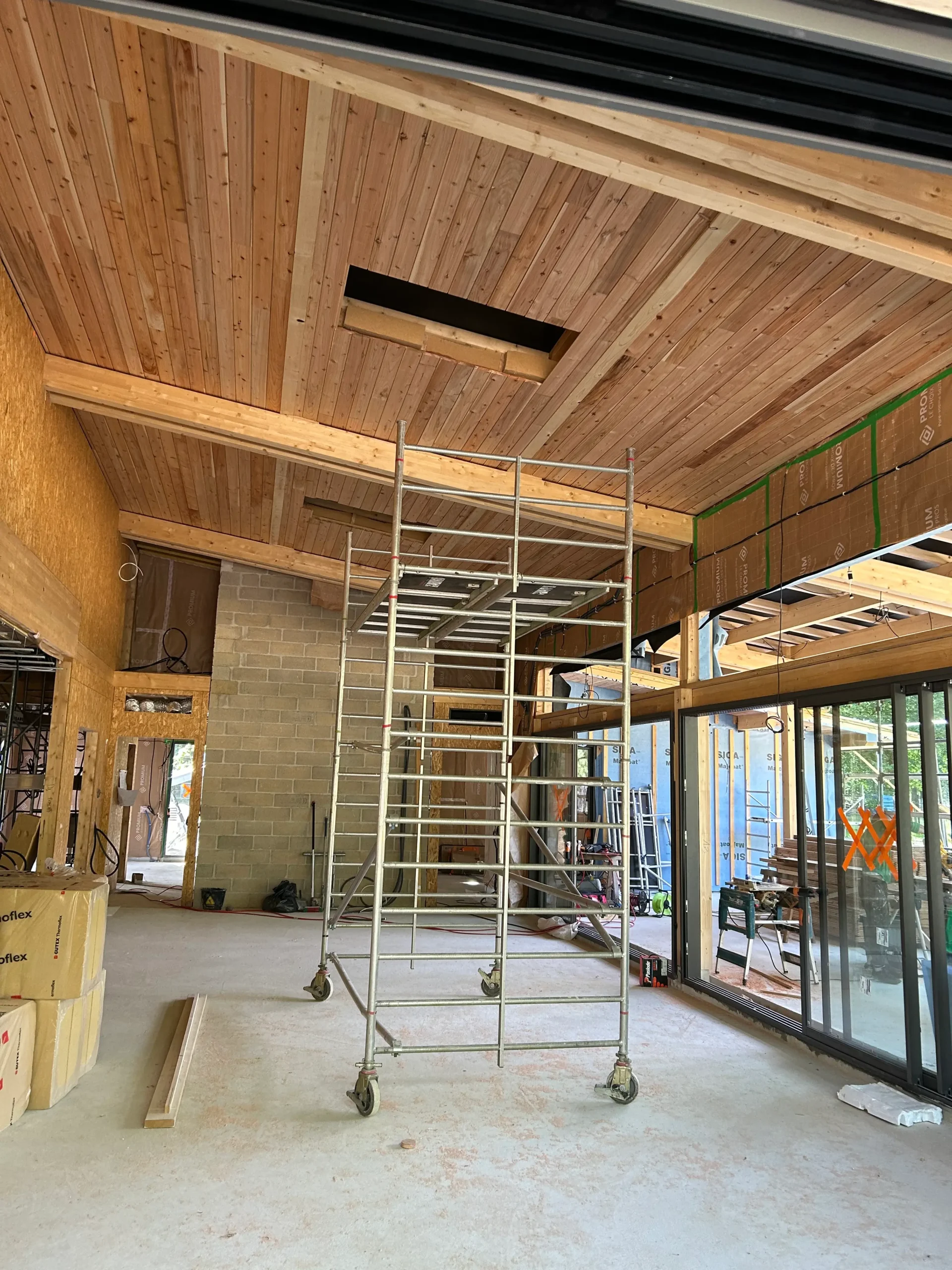 Intérieur maison bois, espace chaleureux et authentique où le bois naturel crée une ambiance conviviale et confortable.